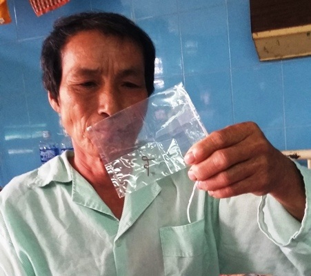 Ăn cơm, nuốt phải dây đồng dài 4cm vào bụng - 1 Bệnh nhân Dương Tán và dị vật là dây kim loại bằng đồng dài 4cm nuốt vào phế quản