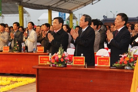 Đoàn lãnh đạo tỉnh Quảng Bình và các địa biểu đến viếng và tham quan chùa Hoằng Phúc