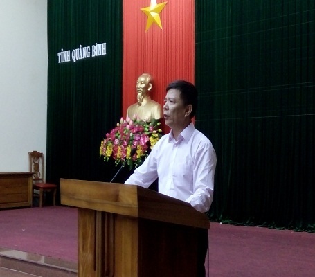 Sẽ truy tố chủ nhà hàng, khách sạn để xảy ra ngộ độc thực phẩm vì cá chết - 2 Ông Nguyễn Hữu Hoài, Chủ tịch UBND tỉnh Quảng Bình khẳng định: “Tỉnh sẽ xử lý nghiêm, rút giấy phép hoặc có thể truy tố hình sự nếu nhà hàng, khách sạn nào để xảy ra tình trạng ngộ độc thực phẩm do ăn cá chết và các hải sản nhiễm độc”.
