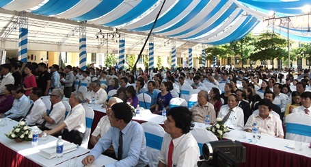 Trường THPT chuyên Võ Nguyên Giáp đón nhận Huân chương Lao động hạng Nhì - 1 Các đại biểu và nhiều lớp thế hệ học sinh trường THPT chuyên Võ Nguyên Giáp về dự lễ kỷ niệm 20 năm ngày thành lập trường