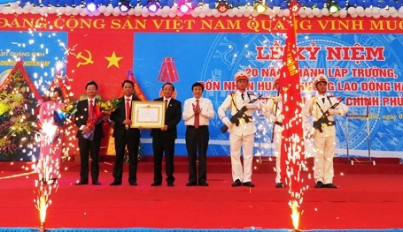 Trường THPT chuyên Võ Nguyên Giáp đón nhận Huân chương Lao động hạng Nhì - 4 Ông Nguyễn Xuân Quang, Phó Chủ tịch Thường trực UBND tỉnh Quảng Bình thừa ủy quyền Chủ tịch nước trao tặng Huân chương Lao động hạng Nhì cho trường THPT chuyên Võ Nguyên Giáp