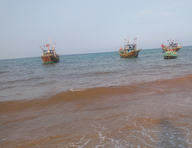Dải nước màu đỏ từng xuất hiện nhiều lần ở biển Quảng Bình? - 2 Theo lãnh đạo huyện Bố Trạch và ngư dân xã Nhân Trạch tình trạng nước biển màu đỏ đã từng xuất hiện nhiều lần