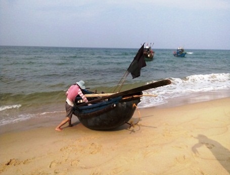 Thuê thợ lặn tìm hiểu vùng biển phát hiện cá chết dưới đáy biển - 2 Nhiều ngư dân xã Nhân Trạch cho biết, khi kéo lưới lên họ thấy có chất gì đó như váng mỡ dính vào lưới có mùi tanh rất khó chịu