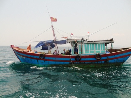 Theo chân thợ lặn tìm kiếm hải sản chết dưới đáy biển - 12
Đến khoảng gần 13h chiều 7/5, tàu của đoàn công tác tiếp giáp với tàu của PV và các thợ lặn.
