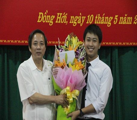 Á quân Olympic Vật lý Châu Á 2016 Nguyễn Thế Quỳnh vinh dự được ông Hoàng Đăng Quang, Bí thư Tỉnh ủy Quảng Bình thăm và tặng hoa chúc mừng.