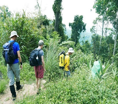 Hành trình bắt đầu vượt rừng núi để vào hang Sơn Đoòng