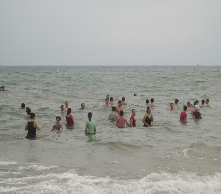 Hoạt động Tuần tắm biển kích cầu du lịch đã thu hút đông đảo cán bộ, người dân và du khách tham gia