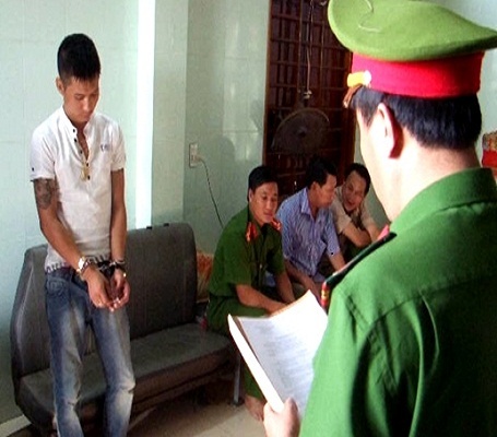 Bắt đối tượng chuyên buôn bán ma túy và thủ nhiều hung khí nguy hiểm - 1 Đối tượng Đinh Xuân Vũ tại cơ quan công an