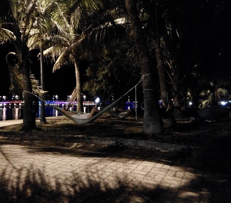 Nắng nóng kéo dài “hành hạ” cuộc sống của người dân - 6 Người dân mắc võng tránh nóng tại công viên