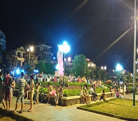 Rất nhiều người dân đã lựa chọn các công viên, bờ sông để hóng mát vào buổi tối