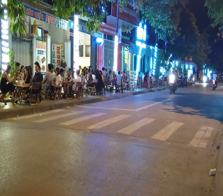 Những quán cà phê vỉa hè vẫn là lựa chọn hàng đầu của các bạn trẻ giải nhiệt