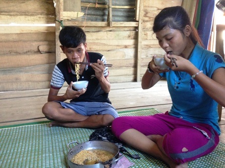 Nghẹn lòng cảnh cô bé 13 tuổi lần lượt mất cha, mất mẹ rồi mất anh - 4 Bữa trưa của Lực và Tiến chỉ là gói mì tôm của người hàng xóm tốt bụng mang sang cho