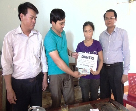 Ngày 24/6, PV Dân trí thường trú tại Quảng Bình cùng đại diện chính quyền huyện Quảng Trạch, xã Phù Hóa đã đến thăm hỏi và trao tổng cộng 109.105.000 đồng (Quỹ nhân ái tuần 1 và 2 tháng 6) đến gia đình chị Nguyễn Thị Hồng