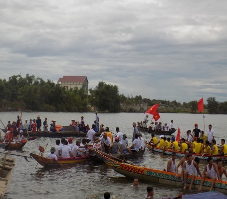 Đảng bộ xã cũng đã tổ chức thành công “Giải đua thuyền truyền thống”