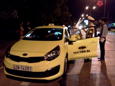 Lực lượng liên ngành đã lập biên bản đồng thời kiểm tra hành chính và tạm giữ xe taxi có lái xe sử dụng chất ma túy