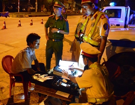 Lực lượng CSGT sử dụng máy kiểm tra chất ma túy đối với lái xe