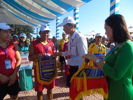 Ban tổ chức trao cờ lưu niệm cho các đội đua