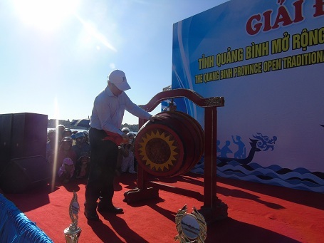 Đánh trống khai mạc giải đua thuyền truyền thống Quảng Bình mở rộng 2016