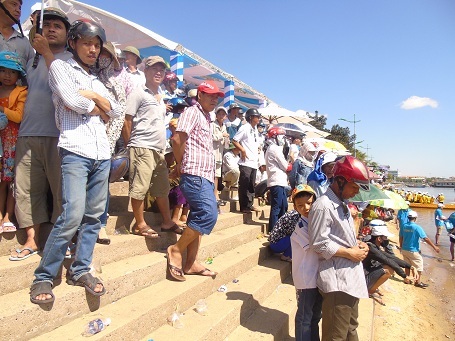 Dù nắng nóng vẫn có rất đông khán giả đến cổ vũ cho các VĐV thi đấu