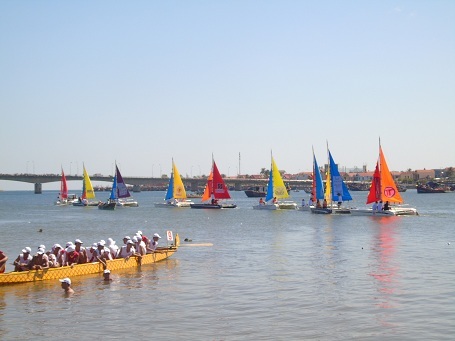 Trình diễn thuyền buồm cổ động cho giải đấu