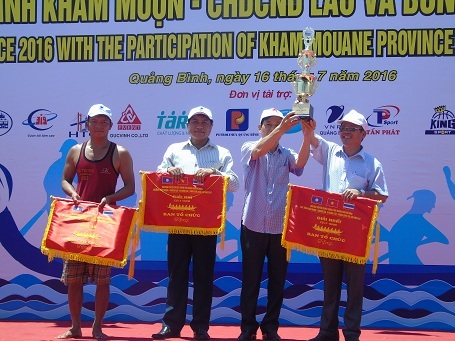 Trao giải cho các đội nhất, nhì, ba