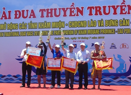 Trao giải cho các đội tham dự