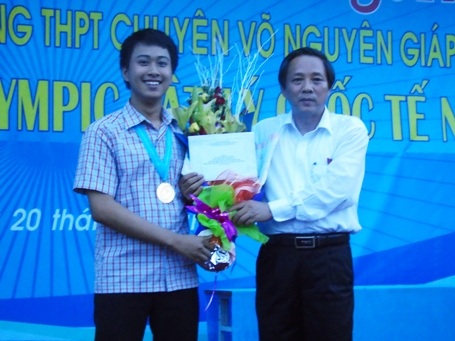 Ông Hoàng Đăng Quang, Bí thư Tỉnh ủy Quảng Bình chúc mừng và tặng hoa cho em Nguyễn Thế Quỳnh