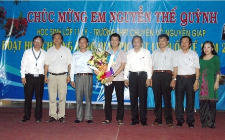 Bí thư Tỉnh ủy và Giám đốc Sở Giáo dục và Đào tạo Quảng Bình cùng các giáo viên đến chúc mừng em Nguyễn Thế Quỳnh