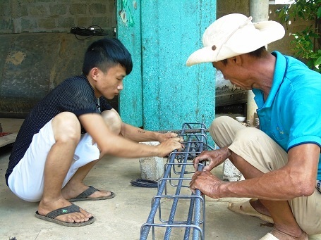 Niềm vui xây được nhà mới của gia đình anh Lê Văn Biên - 5 ... và bây giờ cha con anh Biên đang xây ngôi nhà mới nho nhỏ để có chỗ tránh nắng, trú mưa và có nơi thờ tự cho người vợ xấu số