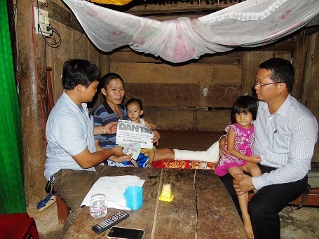 Niềm vui xây được nhà mới của gia đình anh Lê Văn Biên - 1 Trước đó, PV Dân trí cũng đã trực tiếp trao tổng cộng 62.990.000 đồng tiền bạn đọc giúp đỡ qua Quỹ nhân ái của báo. Ngoài ra, số tiền gửi qua đường bưu điện cũng lên đến hàng chục triệu đồng