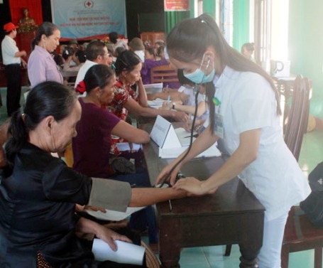 Các y bác sỹ đang khám bệnh, cấp phát thuốc và tư vẫn sức khoẻ miễn phí cho ngư dân 3 xã vùng biển thuộc huyện Lệ Thuỷ, tỉnh Quảng Bình