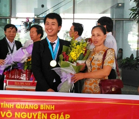 “Chàng trai vàng” Vật lý Quốc tế: "Mỗi ngày chỉ học từ 30 phút đến một tiếng" - 1 Bà Trần Thị Vi Hạnh vui mừng đón con trai trở về sau kỳ thi Olympic Vật lý Quốc tế 2016
