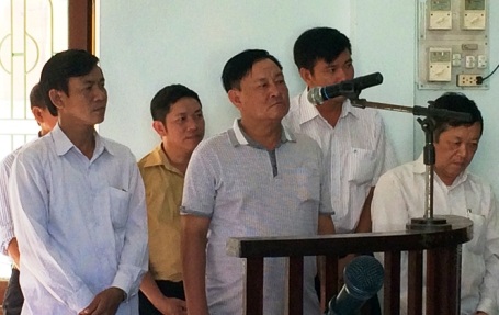 Nhóm cán bộ xã “ăn chặn” tiền của người nghèo - 1 Các bị cáo trước vành móng ngựa (Ảnh: D.H)