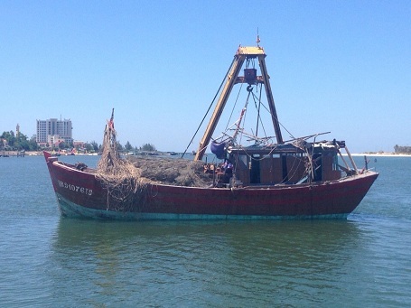 Tàu cá QB - 91076.TS đã được trục vớt thành công và đưa vào bờ an toàn