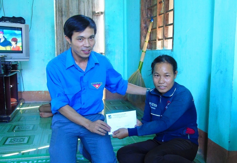 Đoàn Thanh niên ĐH Quảng Bình chia sẻ khó khăn cùng ngư dân - 1 Bí thư Đoàn Trường Đại học Quảng Bình tặng quà cho gia đình chị Phạm Thị Hà