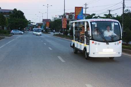 Quảng Bình: Sử dụng xe ô tô điện vận chuyển khách du lịch - 2 Du khách đi xe ô tô điện trên một số tuyến đường nội đô TP Đồng Hới