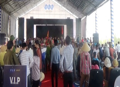 Vụ dân tụ tập phản đối dự án du lịch: Tỉnh đối thoại với dân - 1
Hình ảnh vụ gây rối tại Lễ khởi công Dự án quần thể Du lịch, nghỉ dưỡng, thể thao, thương mại và giải trí cao cấp trên địa bàn xã Hải Ninh lúc 14h15 ngày 24/4/2016.
