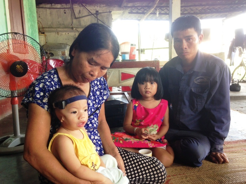 Thương bé 19 tháng tuổi không có vành tai, hở hàm ếch - 4 Riêng chiếc máy trợ thính của bé Tấm, gia đình anh Thành phải cầm sổ đỏ, vay mượn khắp nơi mới mua được