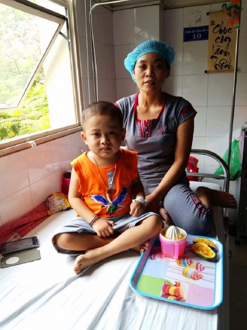 Vợ chồng nghèo đau đớn trước cảnh con thì bị thiểu năng, con bị ung thư máu - 2 Bé Trần Đức Vinh mang trong mình căn bệnh ung thư máu và đang phải điều trị tại Bệnh viện Trung ương Huế