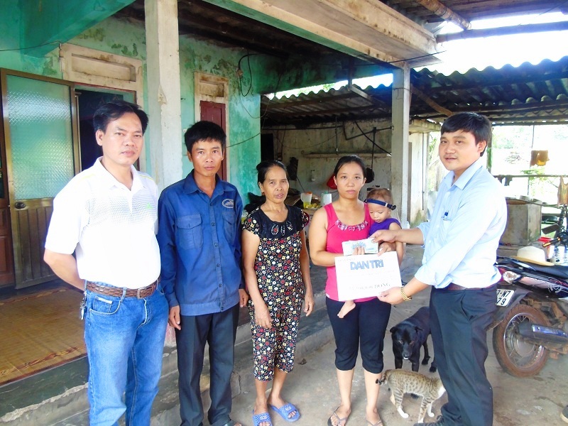 Phóng viên Dân trí tại Quảng Bình trao số tiền hơn 33 triệu đồng đến gia đình bé Thanh Tấm