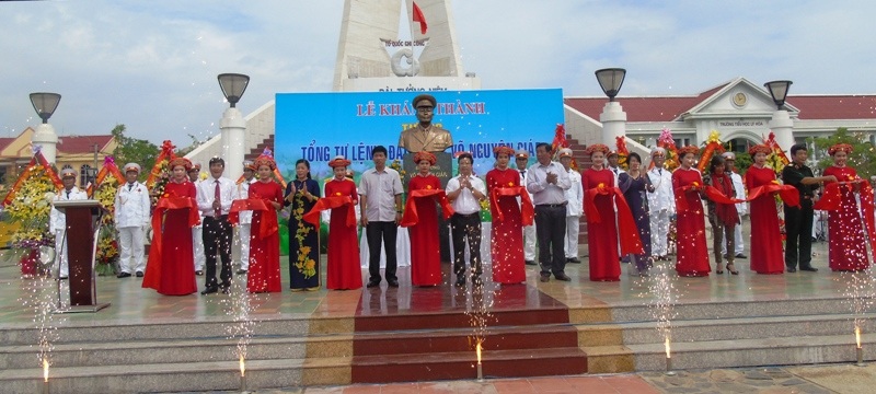 Long trọng khánh thành tượng Đại tướng Võ Nguyên Giáp - 1 Long trọng cắt băng Khánh thành tượng cố Đại tướng Võ Nguyên Giáp ở làng biển Lý Hoà, xã Hải Trạch, huyện Bố Trạch, tỉnh Quảng Bình