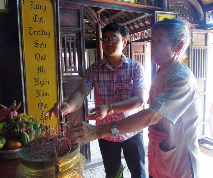 Hàng nghìn lượt người đến viếng mộ Đại tướng Võ Nguyên Giáp - 4 ... và thắp nén nhang thơm lên di ảnh Người