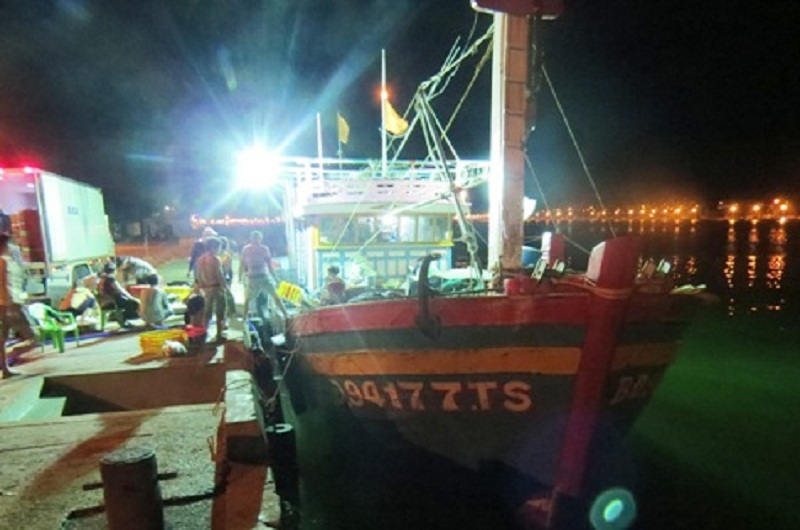 Tàu cá thoát khỏi vùng mắc cạn và cập cảng Nhật Lệ