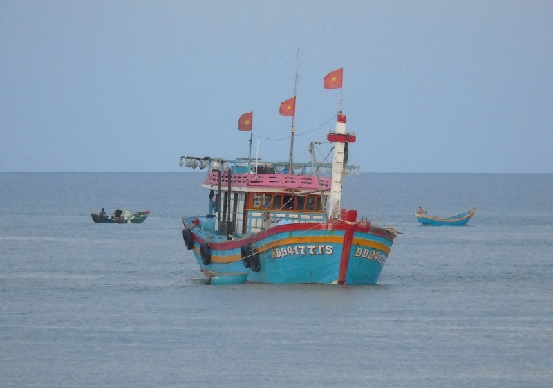 Tàu cá mang số hiệu BĐ 94177 TS bị mắc cạn tại cửa biển Nhật Lệ