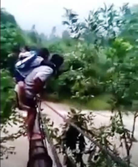 Hãi hùng cảnh níu dây, cõng học sinh qua dòng suối dữ - 2 Cảnh tượng hãi hùng người đàn ông cõng học sinh qua con suối dữ đến trường (Ảnh cắt lừ clip)