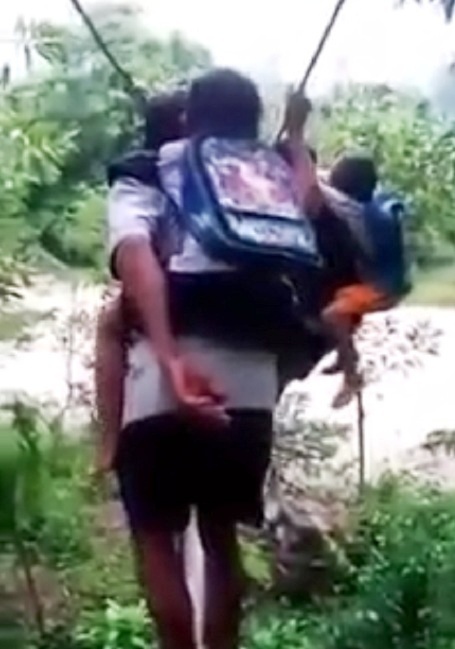 Hãi hùng cảnh níu dây, cõng học sinh qua dòng suối dữ - 1 Hãi hùng cảnh níu dây, cõng học sinh qua dòng suối dữ - 1