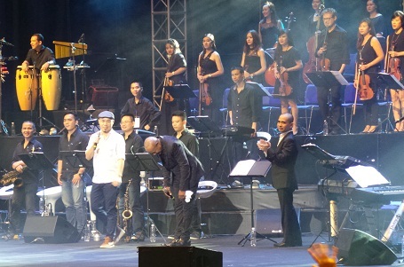 Hà Nội nồng ấm đón chào Peabo Bryson trong đêm trở gió - 17