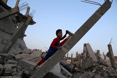 Cậu bé “Người Nhện” đưa lại niềm tin và hy vọng cho Dải Gaza - 9 Cậu bé “siêu anh hùng” Mohammed biến những đống đổ nát trở thành nơi luyện tập lý tưởng cho những động tác uốn dẻo.