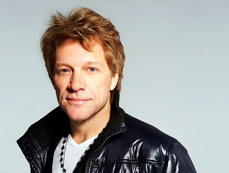 Nhạc phẩm “Livin’ on a Prayer” của ban nhạc Bon Jovi đứng thứ 8 trong danh sách top 10 bài hát đưa lại cảm giác vui vẻ. Giọng ca chính của ban nhạc - nam ca sĩ Jon Bon Jovi - xuất hiện trong ảnh.