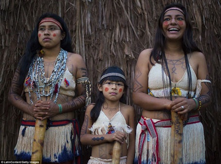 Giờ đây chỉ còn lại 51.000 người Guarani sống trong rừng già Brazil, nhưng đất sống của họ cũng đang bị thu hẹp vì đời sống hiện đại đã “chạm tới” vùng đất của họ. Nếp sống đã được duy trì hơn 500 năm đang gặp phải vô vàn khó khăn.